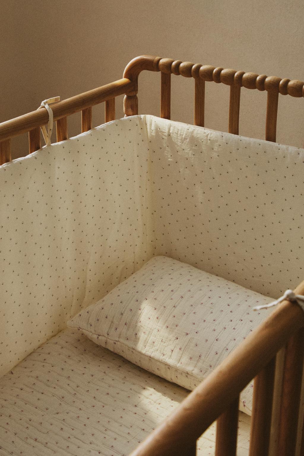 Чехол на бортик кроватки с цветочным узором