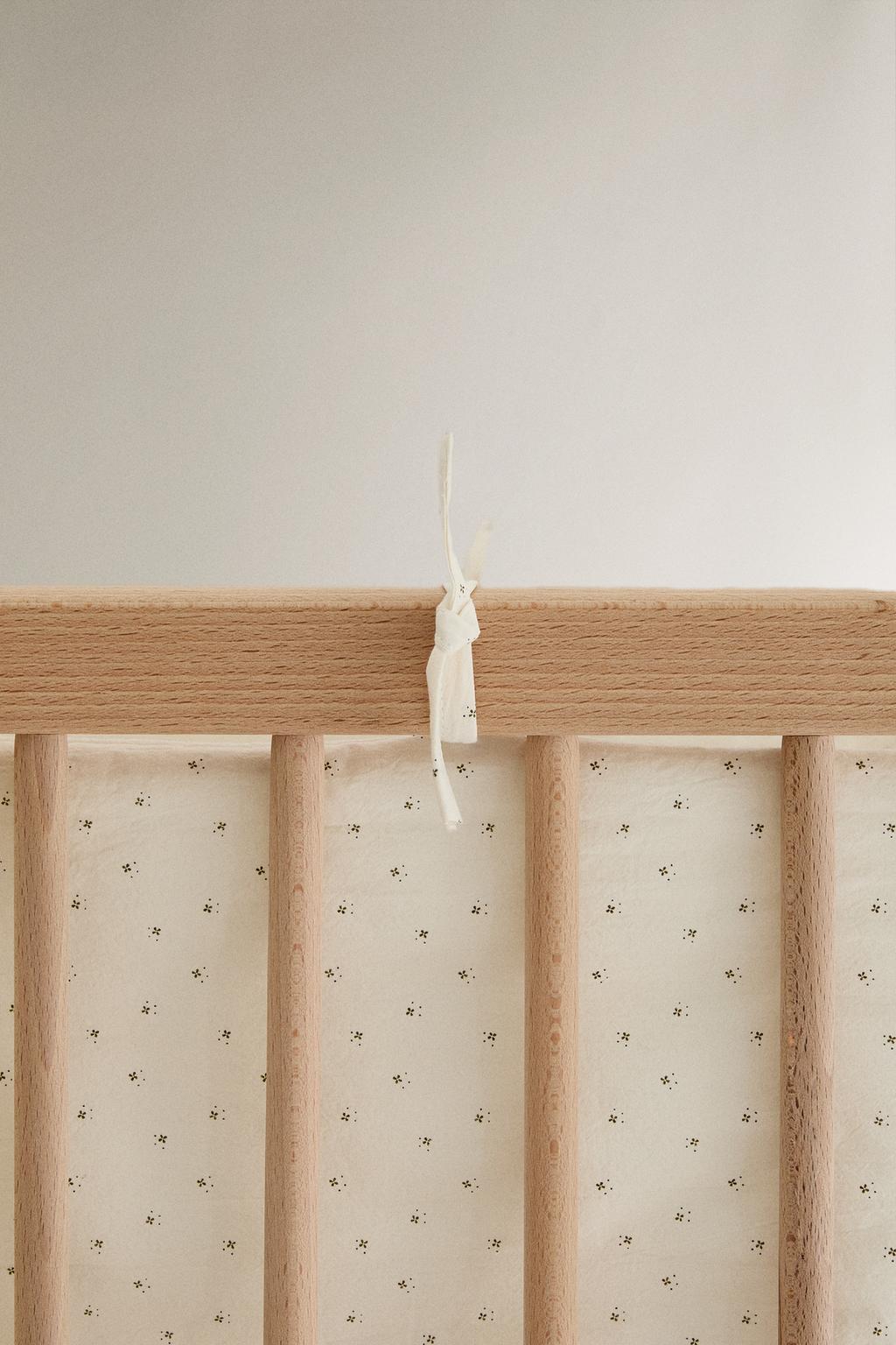 Чехол на бортик кроватки с цветочным узором