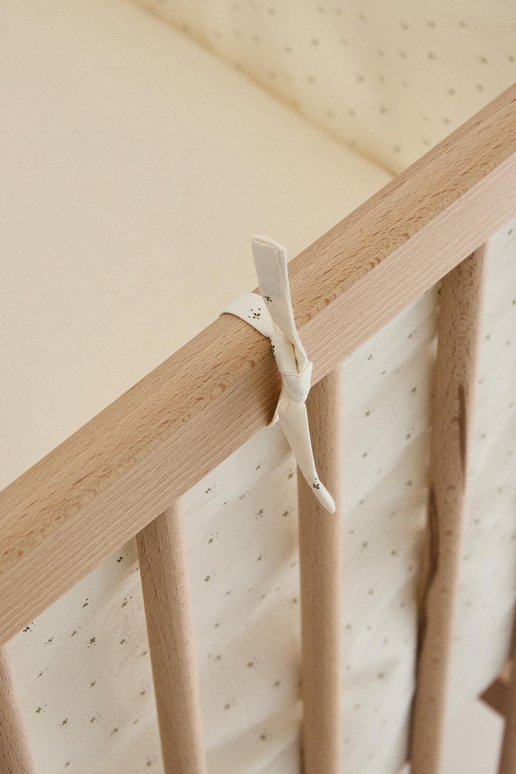 Чехол на бортик кроватки с цветочным узором