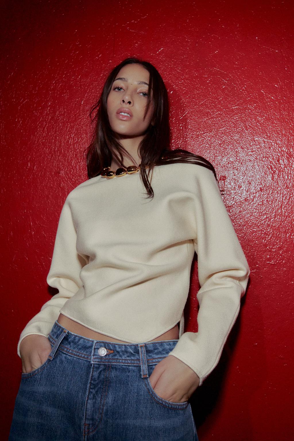 ТРИКОТАЖНЫЙ ДЖЕМПЕР С БУСИНАМИ НА ВОРОТНИКЕ