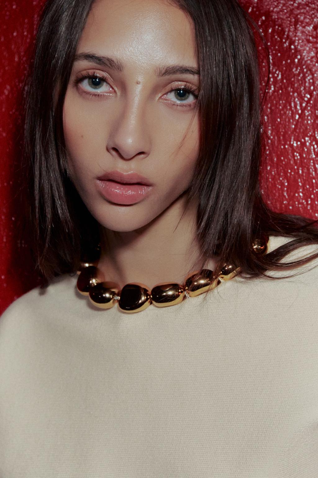 ТРИКОТАЖНЫЙ ДЖЕМПЕР С БУСИНАМИ НА ВОРОТНИКЕ