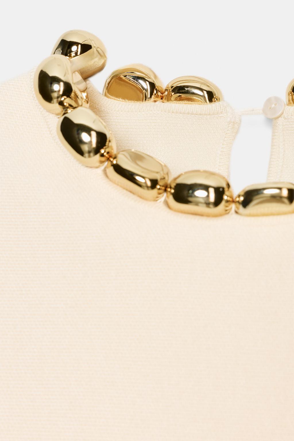 ТРИКОТАЖНЫЙ ДЖЕМПЕР С БУСИНАМИ НА ВОРОТНИКЕ