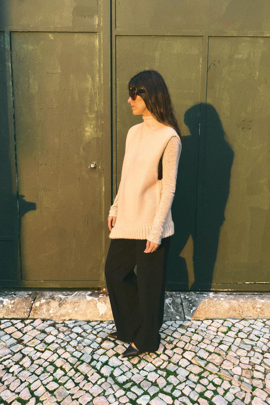 АСИММЕТРИЧНЫЙ ТРИКОТАЖНЫЙ ЖИЛЕТ