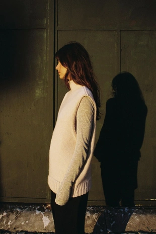 Асимметричный трикотажный жилет- Заказать в России