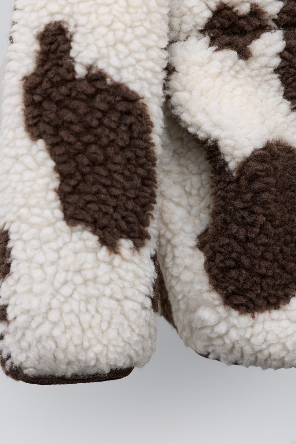 КУРТКА ИЗ ИСКУССТВЕННОЙ ОВЧИНЫ С КОРОВЬИМ ПРИНТОМ