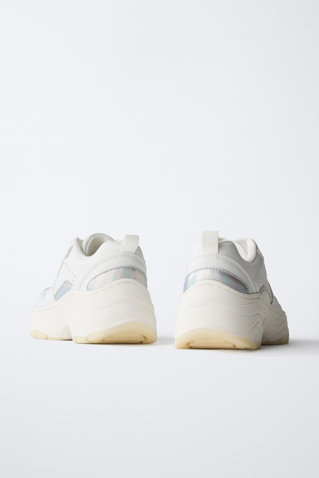 СПОРТИВНЫЕ КРОССОВКИ НА ОБЪЕМНОЙ ПОДОШВЕ