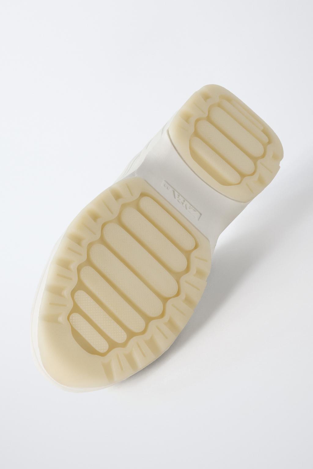 СПОРТИВНЫЕ КРОССОВКИ НА ОБЪЕМНОЙ ПОДОШВЕ