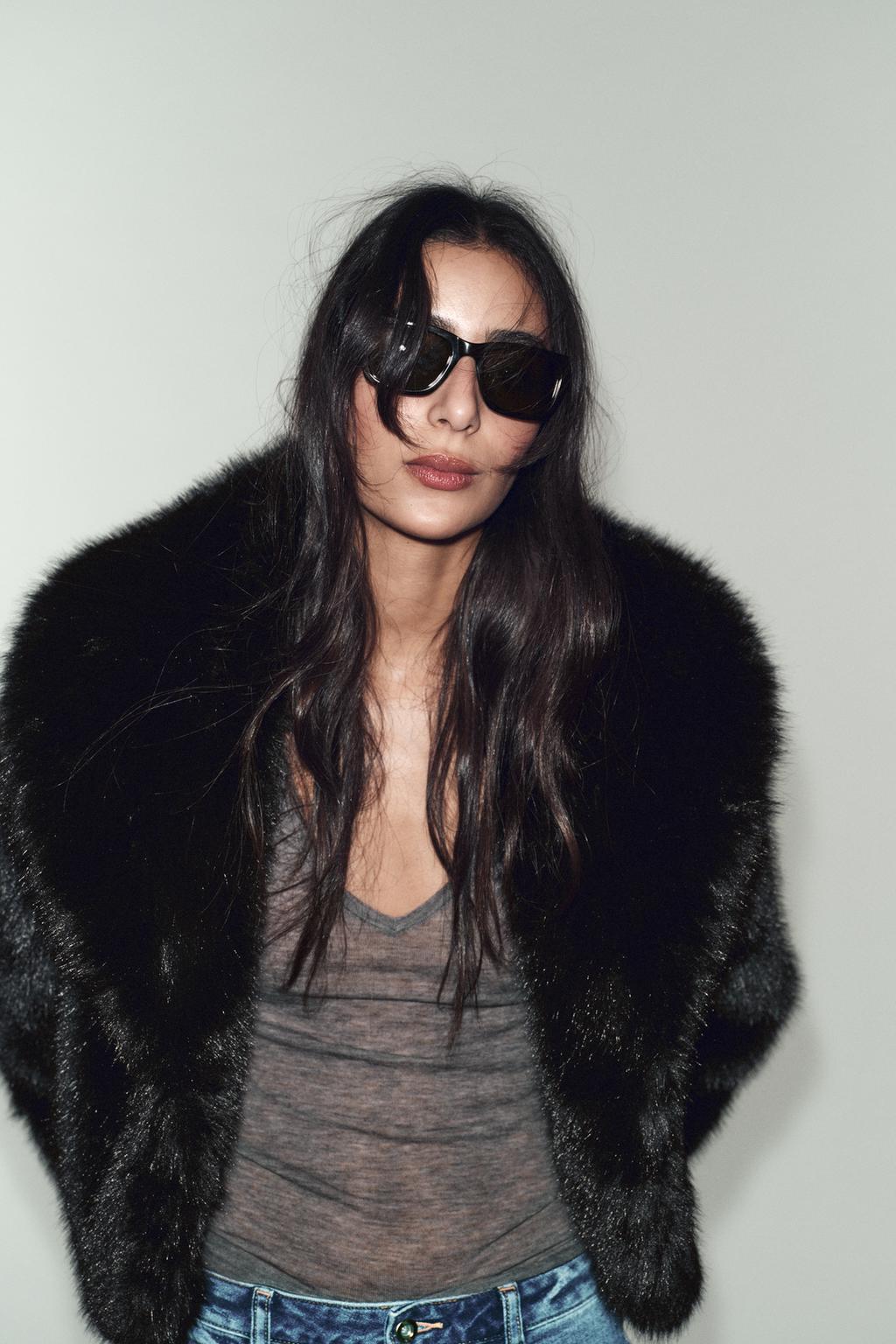 КОРОТКОЕ ПАЛЬТО ИЗ ИСКУССТВЕННОГО МЕХА С ВОРОТНИКОМ С ЛАЦКАНАМИ