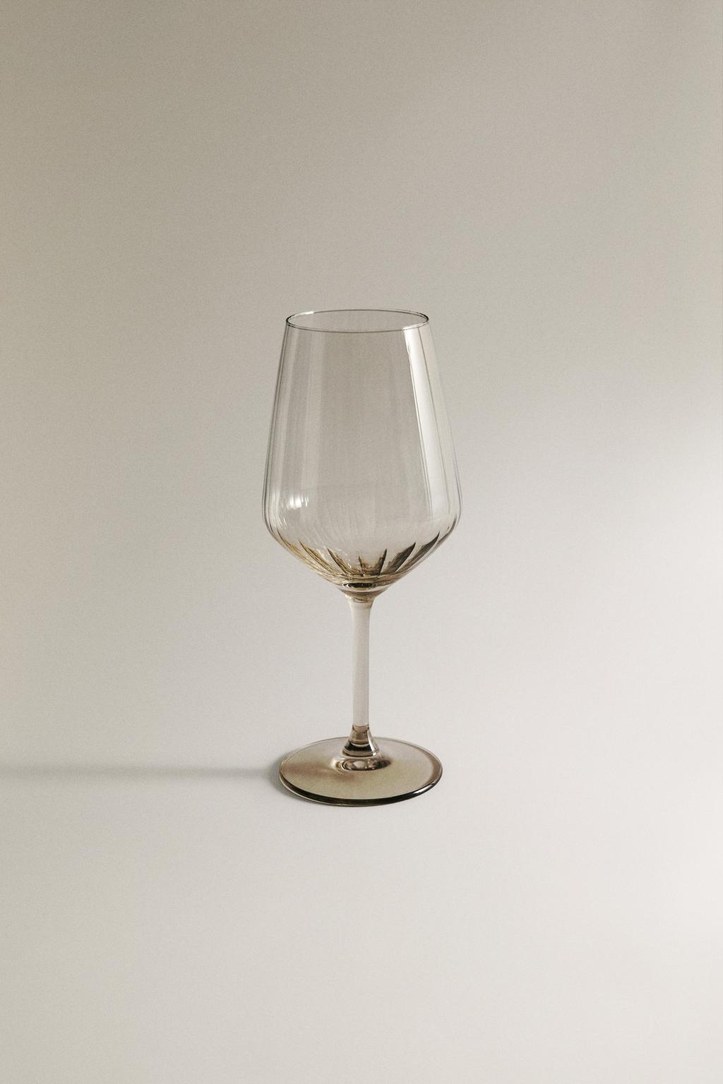 Винный бокал с рельефным узором