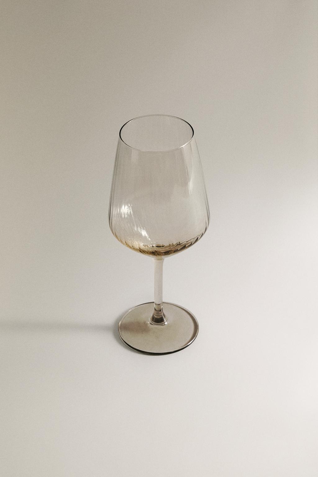 Винный бокал с рельефным узором