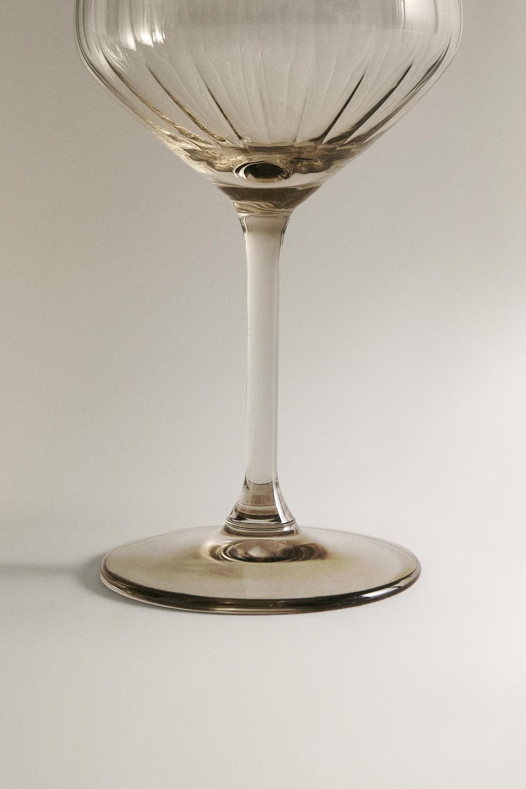 Винный бокал с рельефным узором