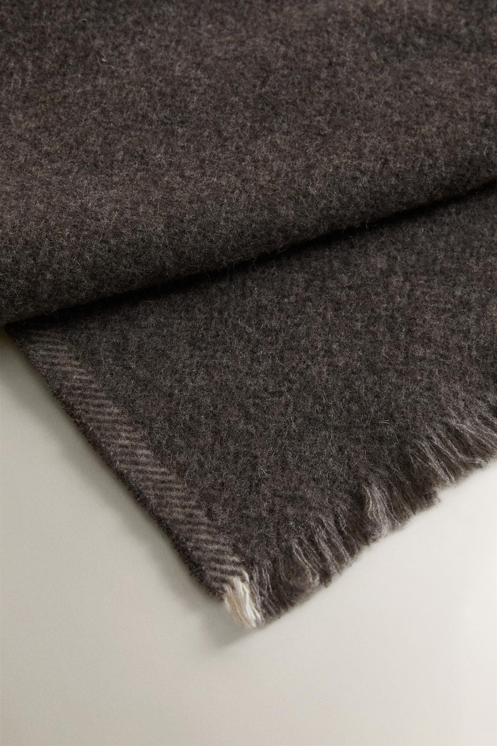 Покрывало из шерсти с рисунком шеврон и бахромой