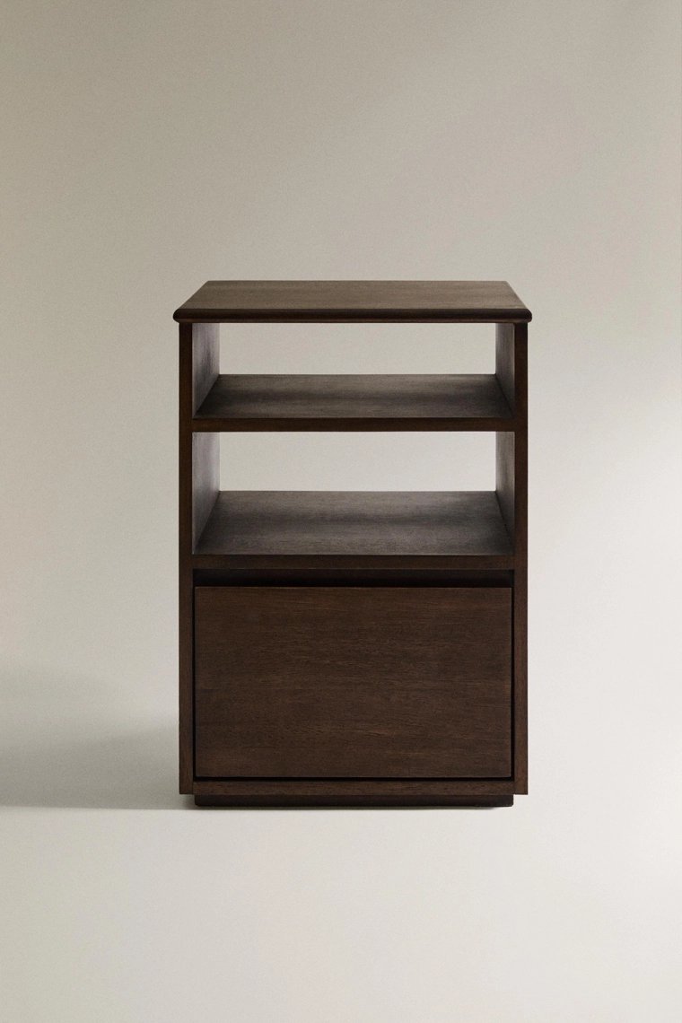 Деревянная тумбочка для кровати