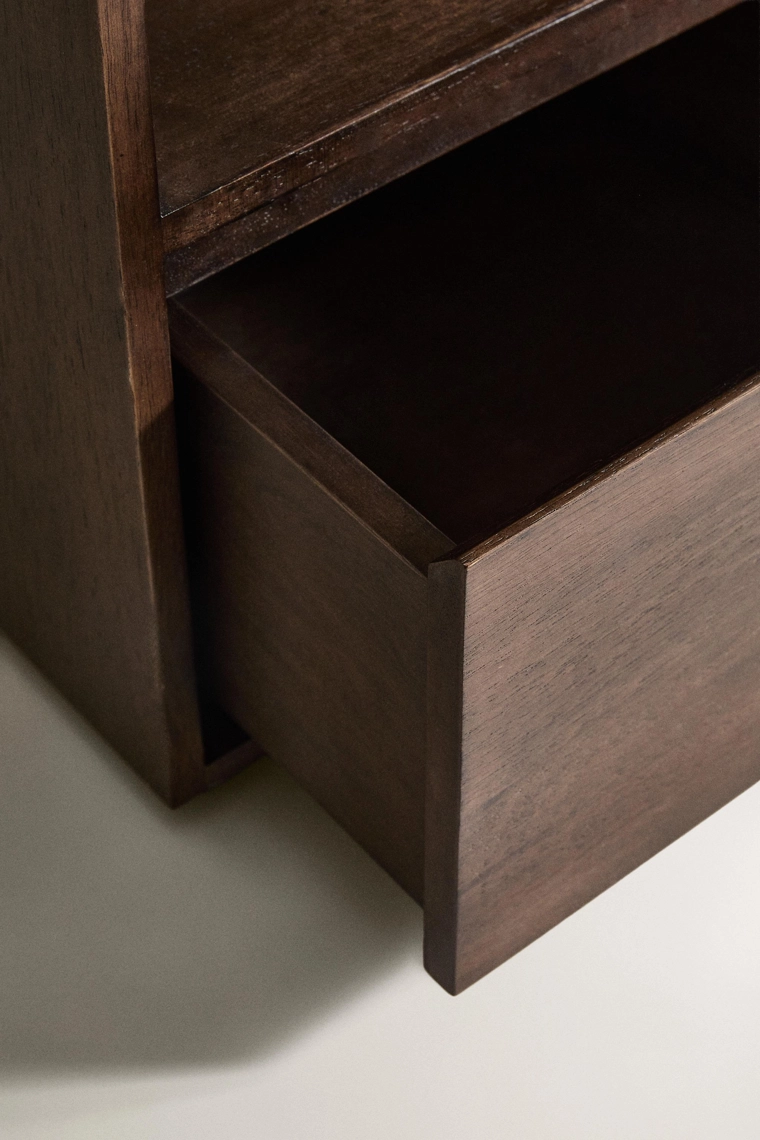 Деревянная тумбочка для кровати