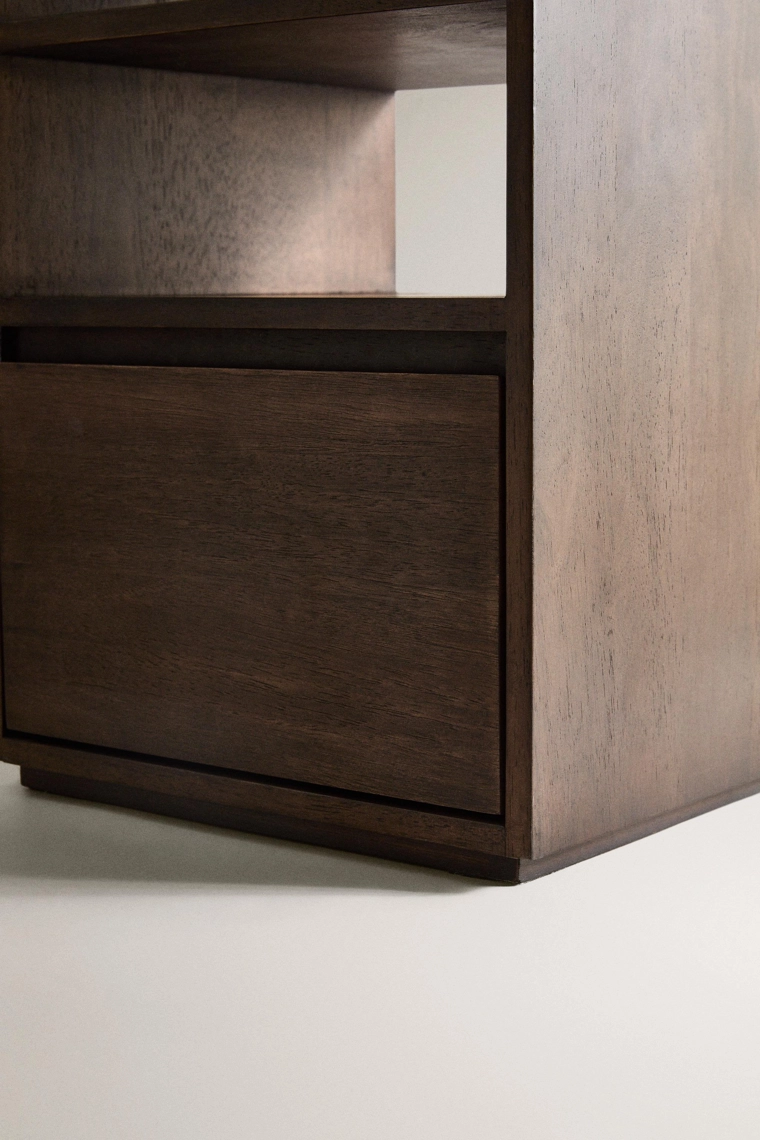 Деревянная тумбочка для кровати