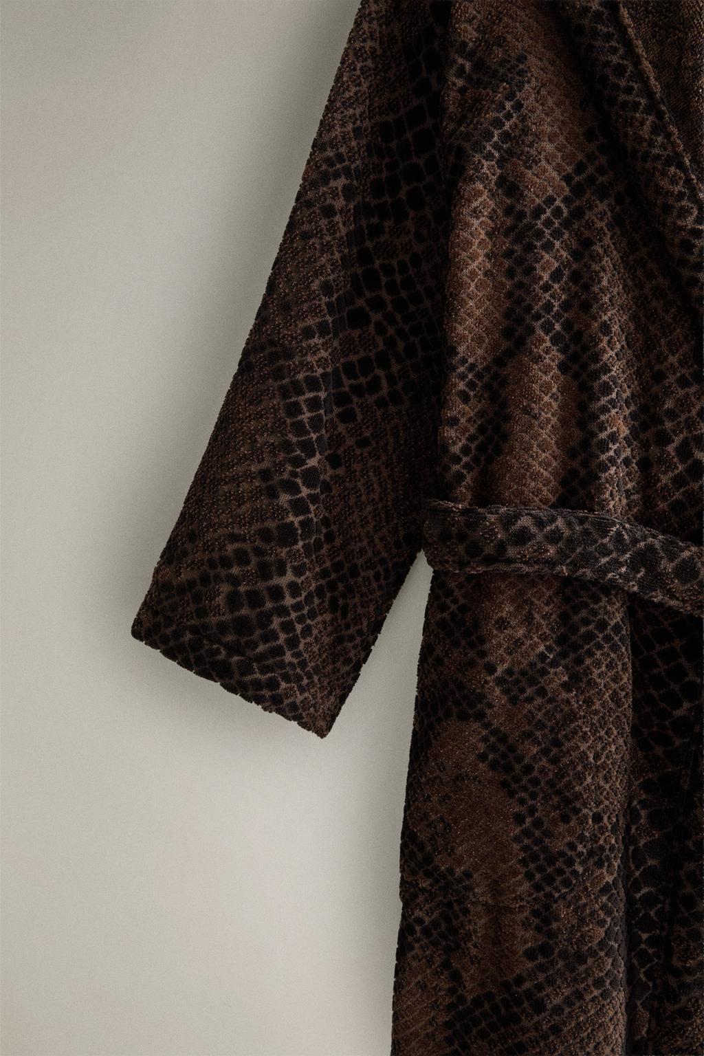 Халат из велюра с животным принтом