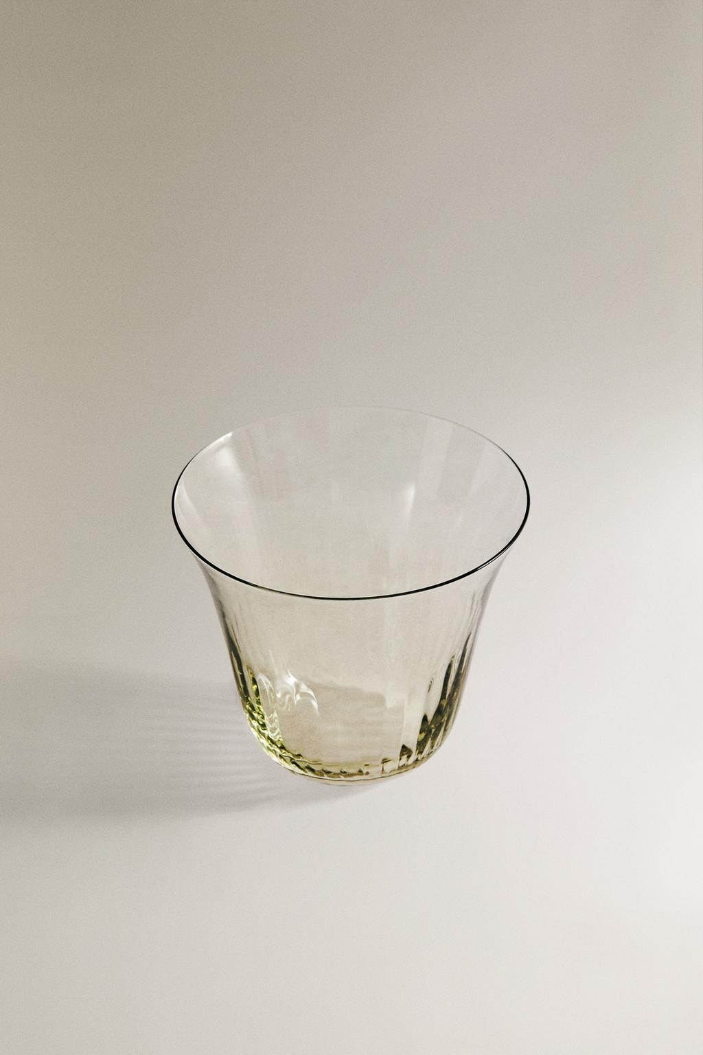 Прозрачный стакан из стекла