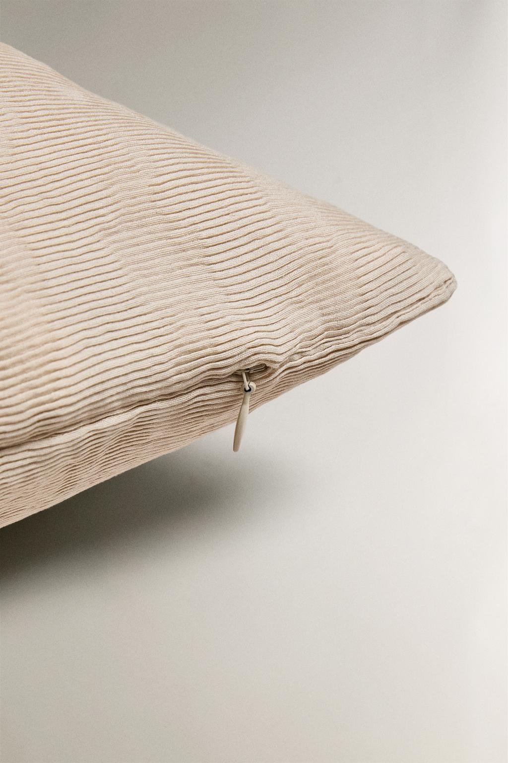 Чехол для декоративной подушки со складками