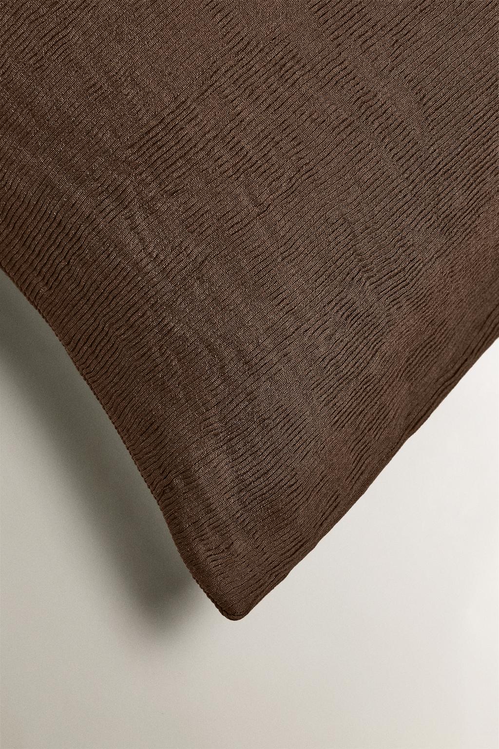 Подушка с рюшами