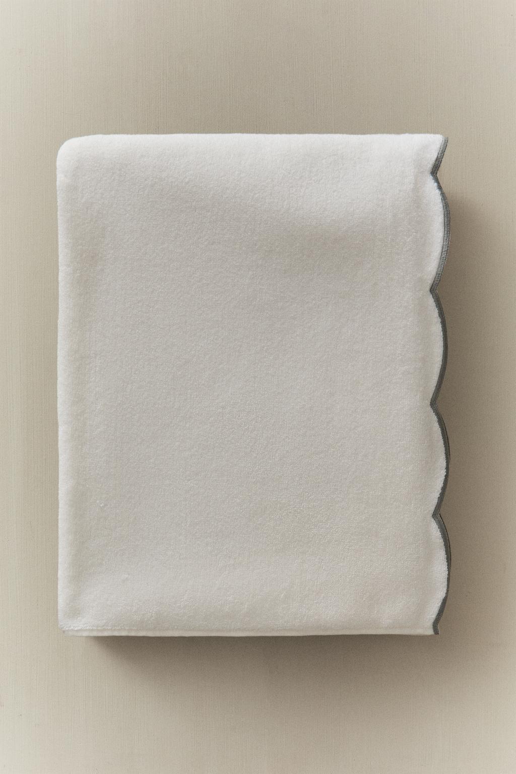 Полотенце для ванны с волнующим краем