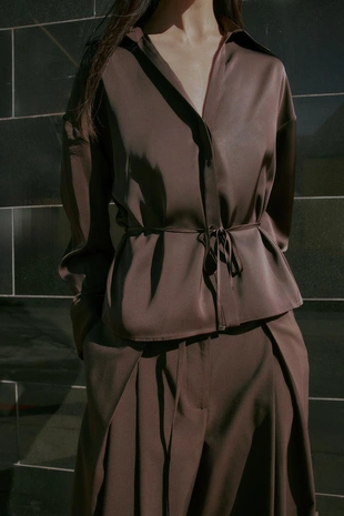 Атласная блузка с поясом- Заказать в России