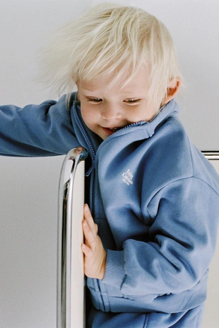 Толстовка на молнии с надписью