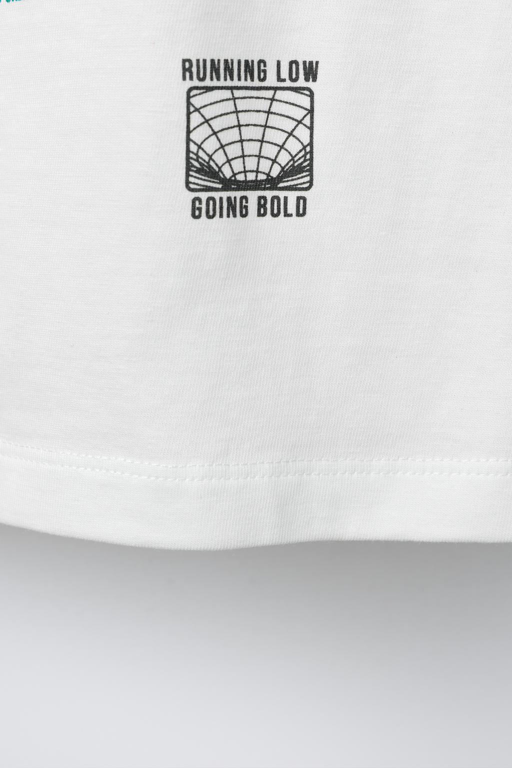 ФУТБОЛКА С ТЕКСТОМ ГРАФФИТИ