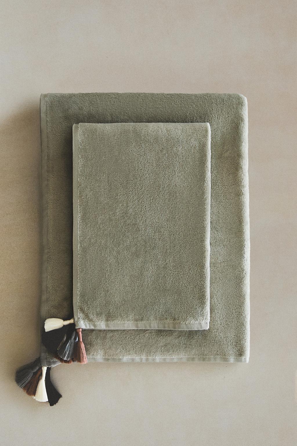 Велюровое полотенце для ванны с кисточками