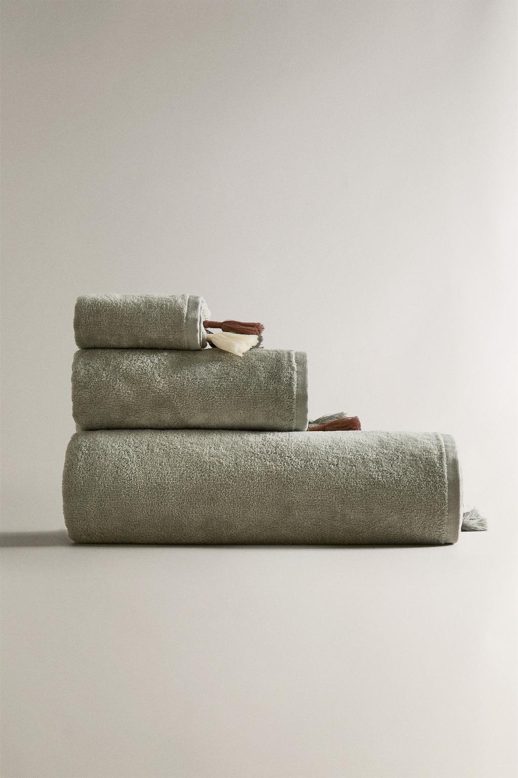 Велюровое полотенце для ванны с кисточками