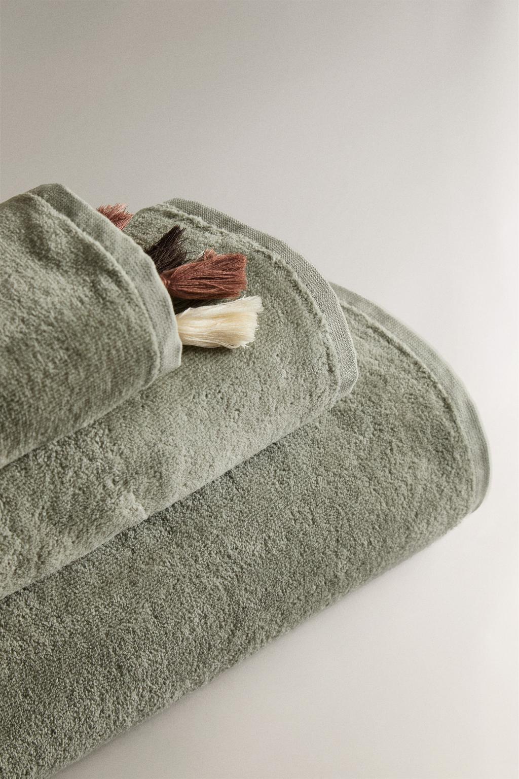 Велюровое полотенце для ванны с кисточками