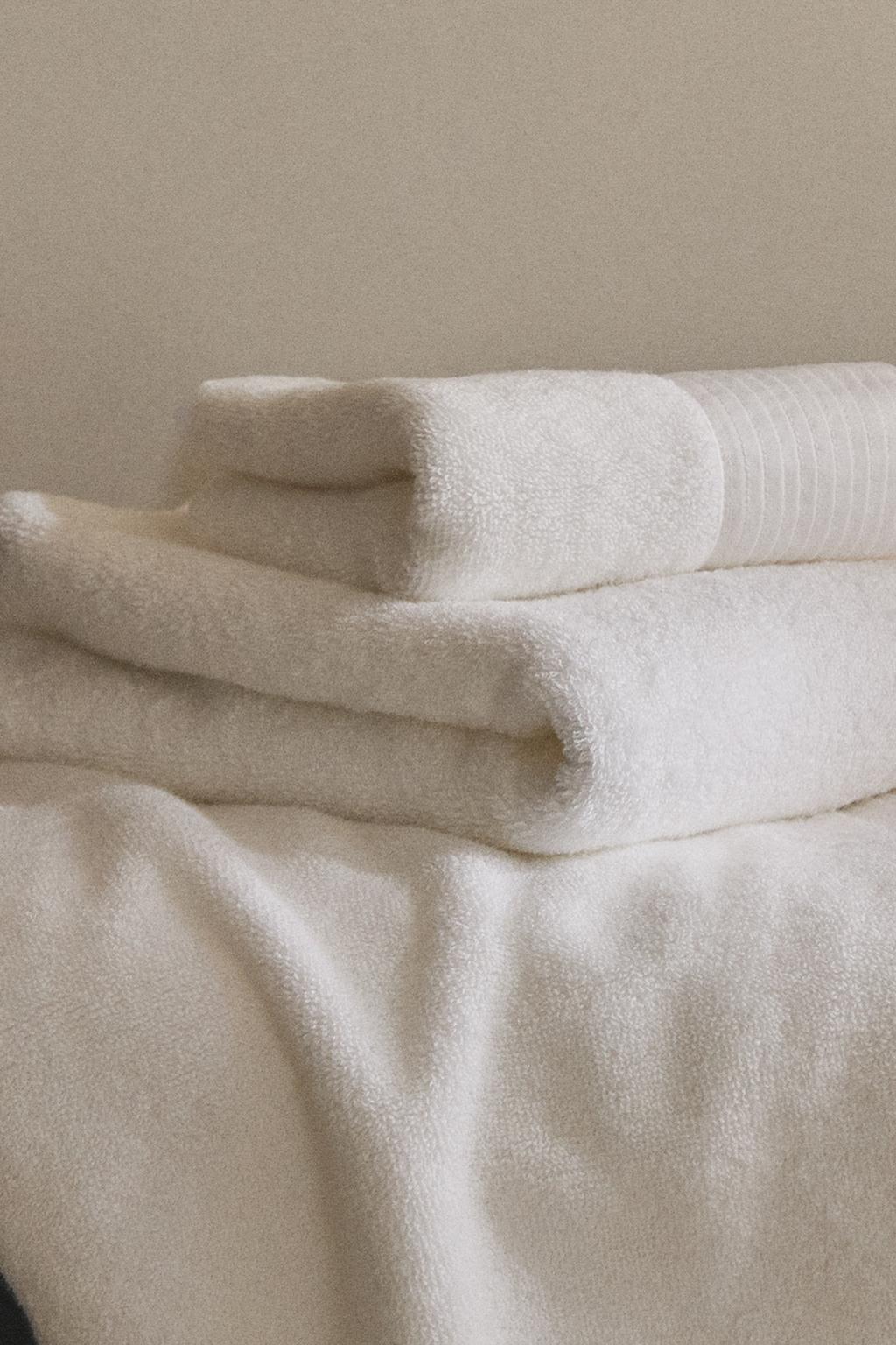 Полотенце для ванной с аппликацией на полоске