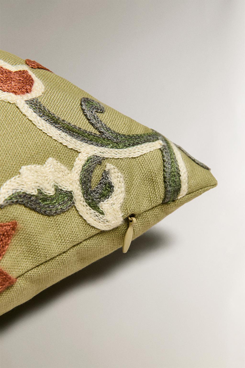 Подушка с вышитой обложкой