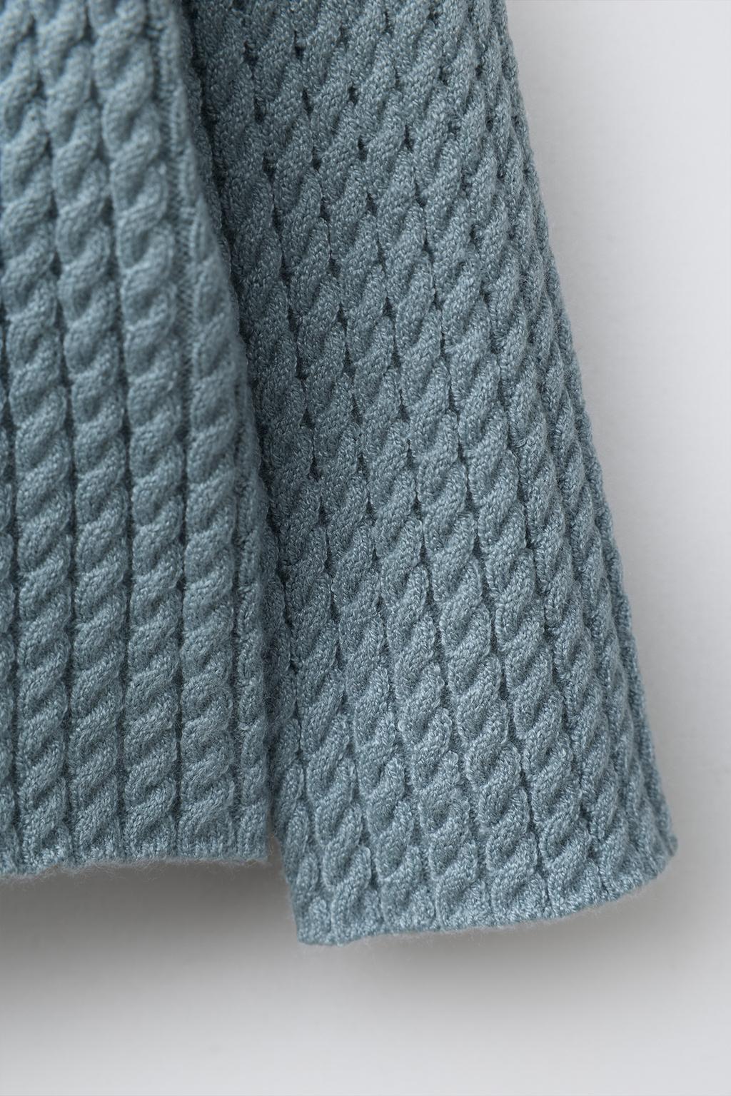 ВЯЗАНЫЙ ДЖЕРСИ С УЗОРОМ «КОСЫ»