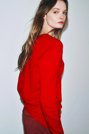 Свитер из 100% экстрамягкой шерсти с V-образным вырезом- Заказать в России