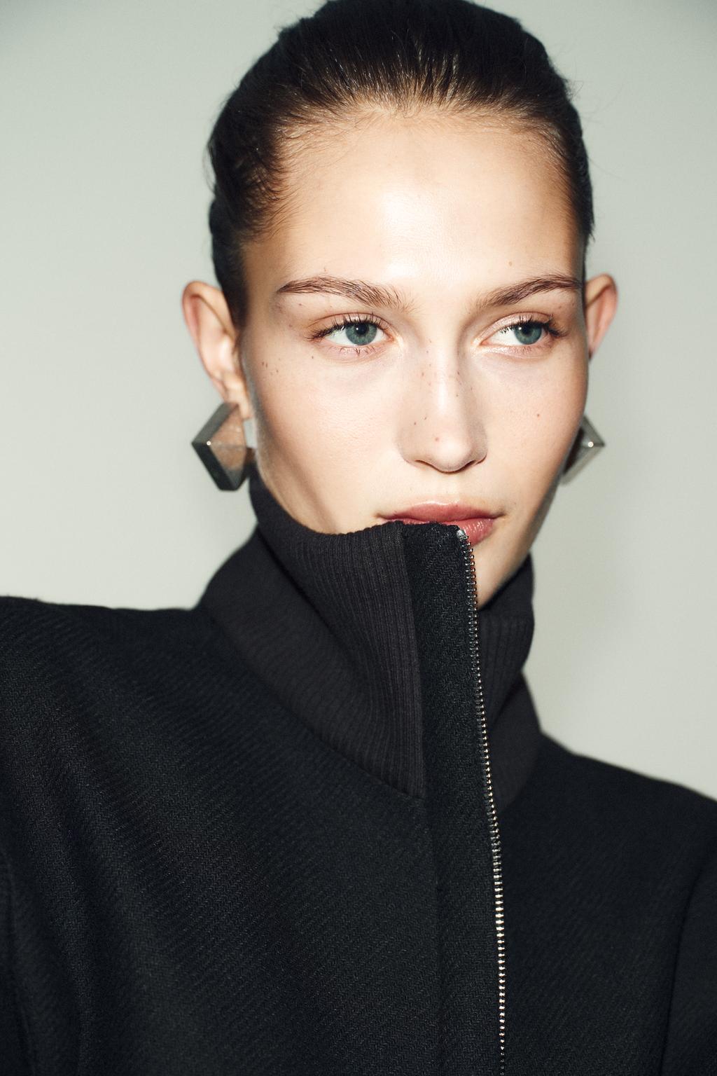 КОРОТКОЕ ПАЛЬТО ИЗ СМЕСОВОЙ ШЕРСТИ С ВОРОТНИКОМ-СТОЙКОЙ