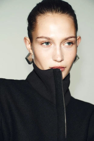 Короткое пальто из смесовой шерсти с воротником-стойкой- Заказать в России