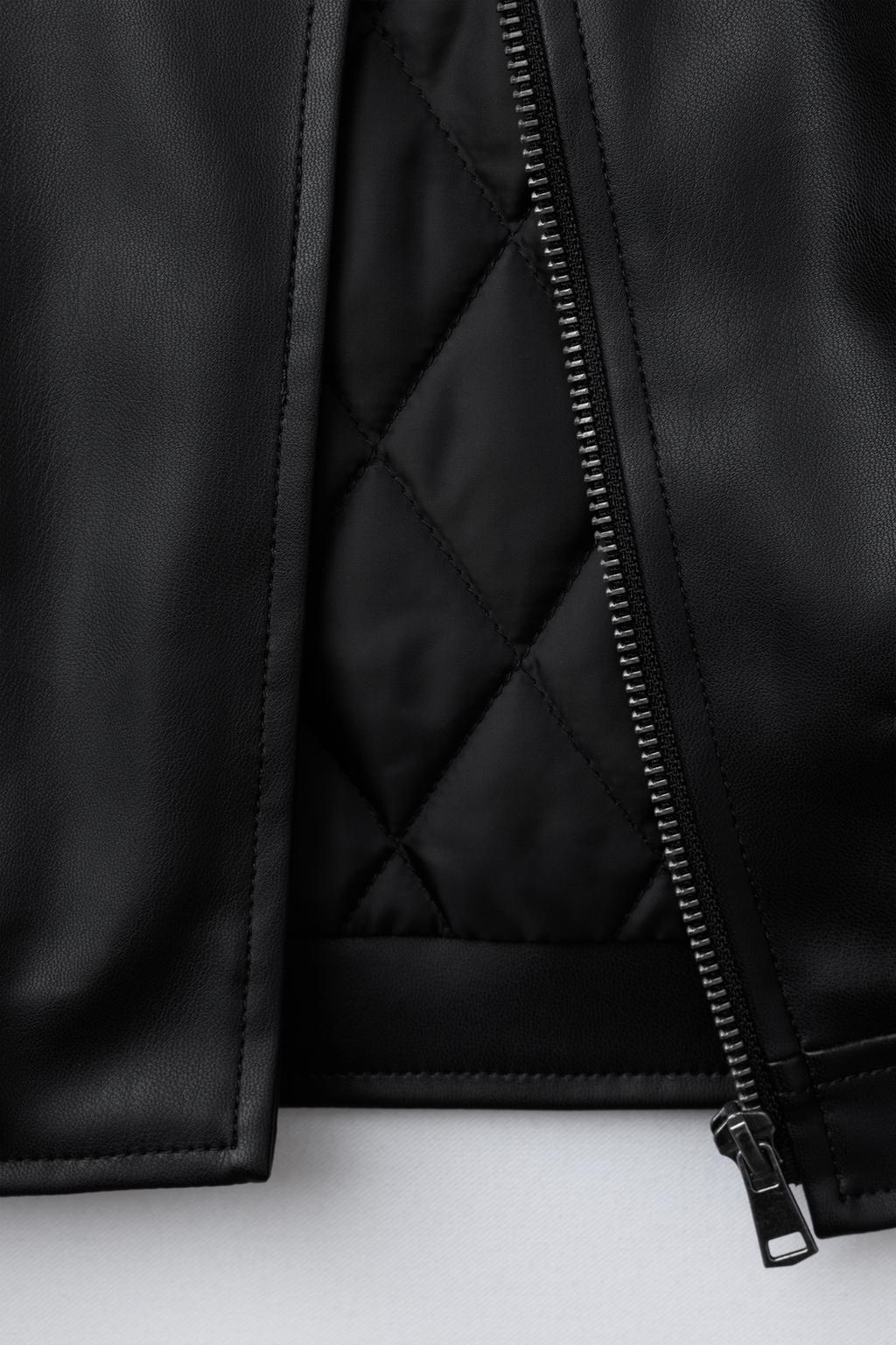 КУРТКА В БАЙКЕРСКОМ СТИЛЕ ИЗ ИСКУССТВЕННОЙ КОЖИ