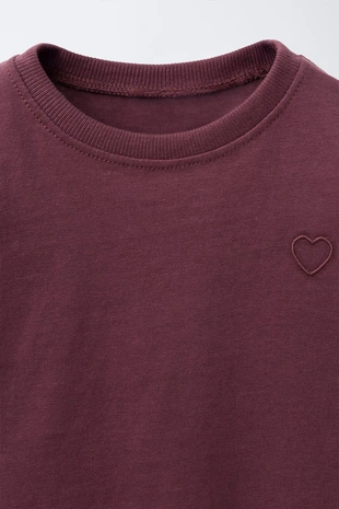 Базовая футболка с вышитым сердцем- Заказать в России