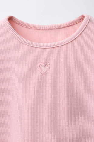 Футболка в рубчик с вырезом «сердце»- Заказать в России