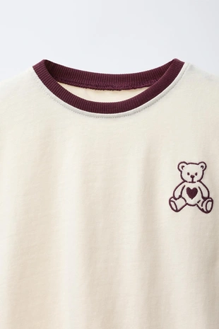 Футболка в стиле преппи с вышивкой «медведь»