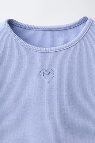 Футболка в рубчик с вырезом «сердце»