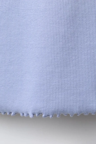 Футболка в рубчик с вырезом «сердце»