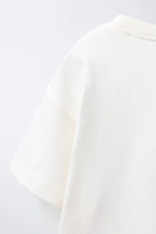 Футболка с рельефной надписью