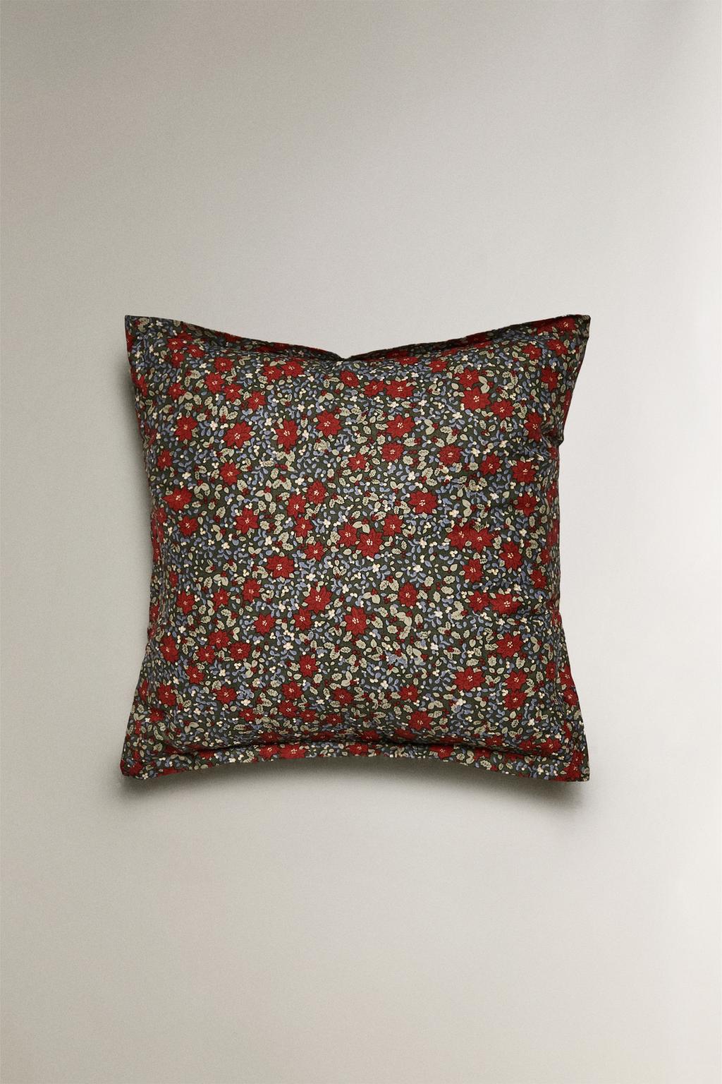 Подушка с буквой g и новогодним узором