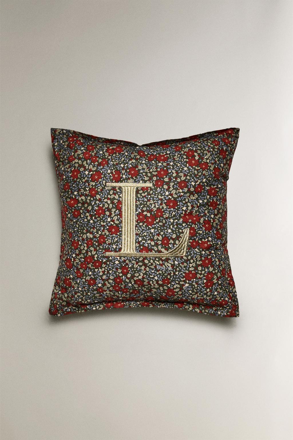 Подушка с буквой l и рождественским цветочным узором