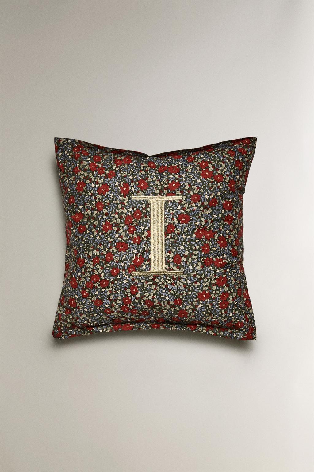 Декоративная подушка с буквой i в рождественском стиле