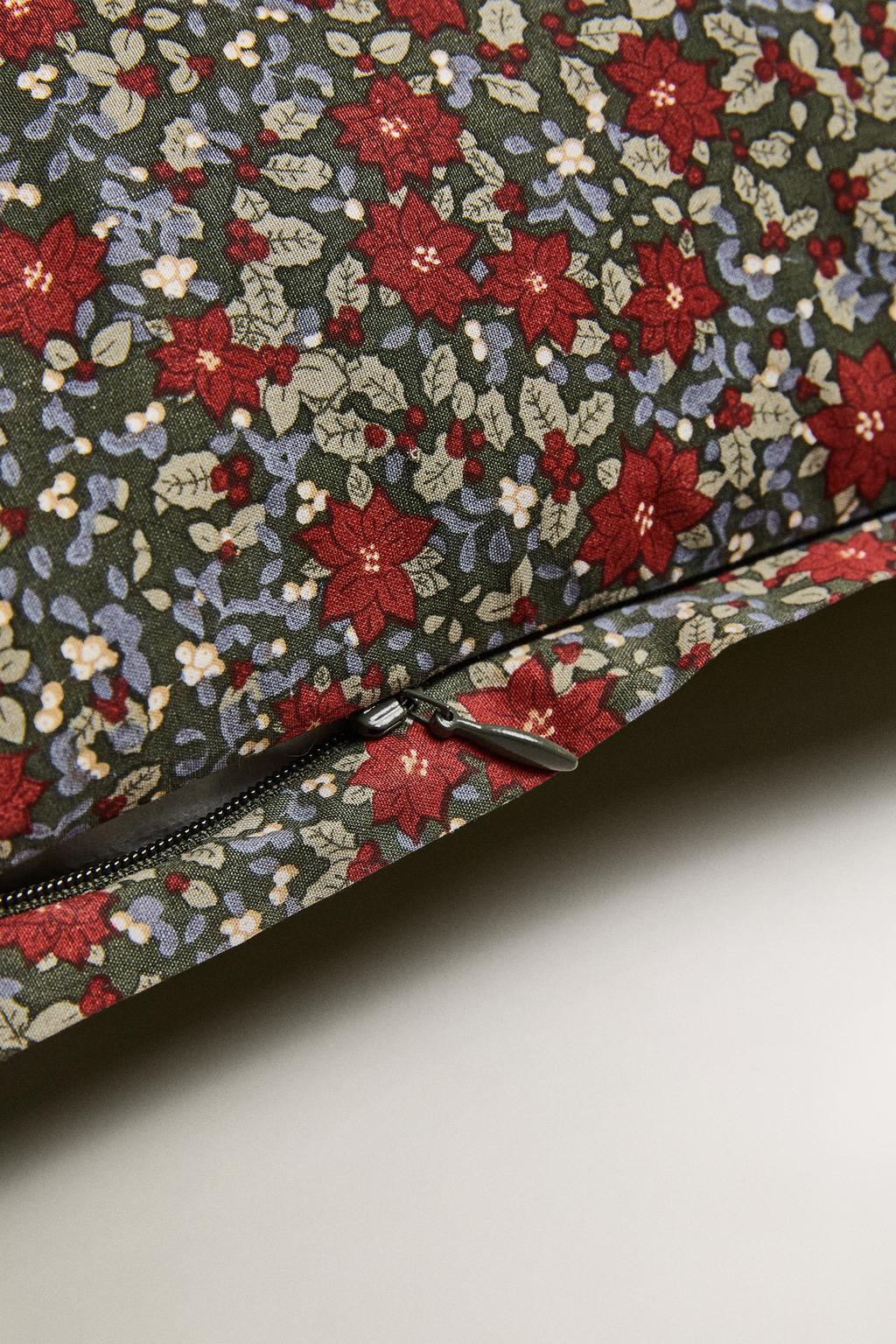 Подушка с буквой q и цветочным рождественским узором