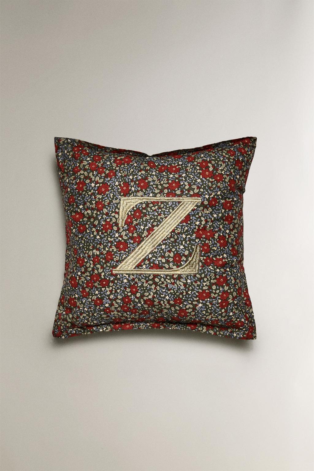 Подушка с рождественской вышивкой буквы z