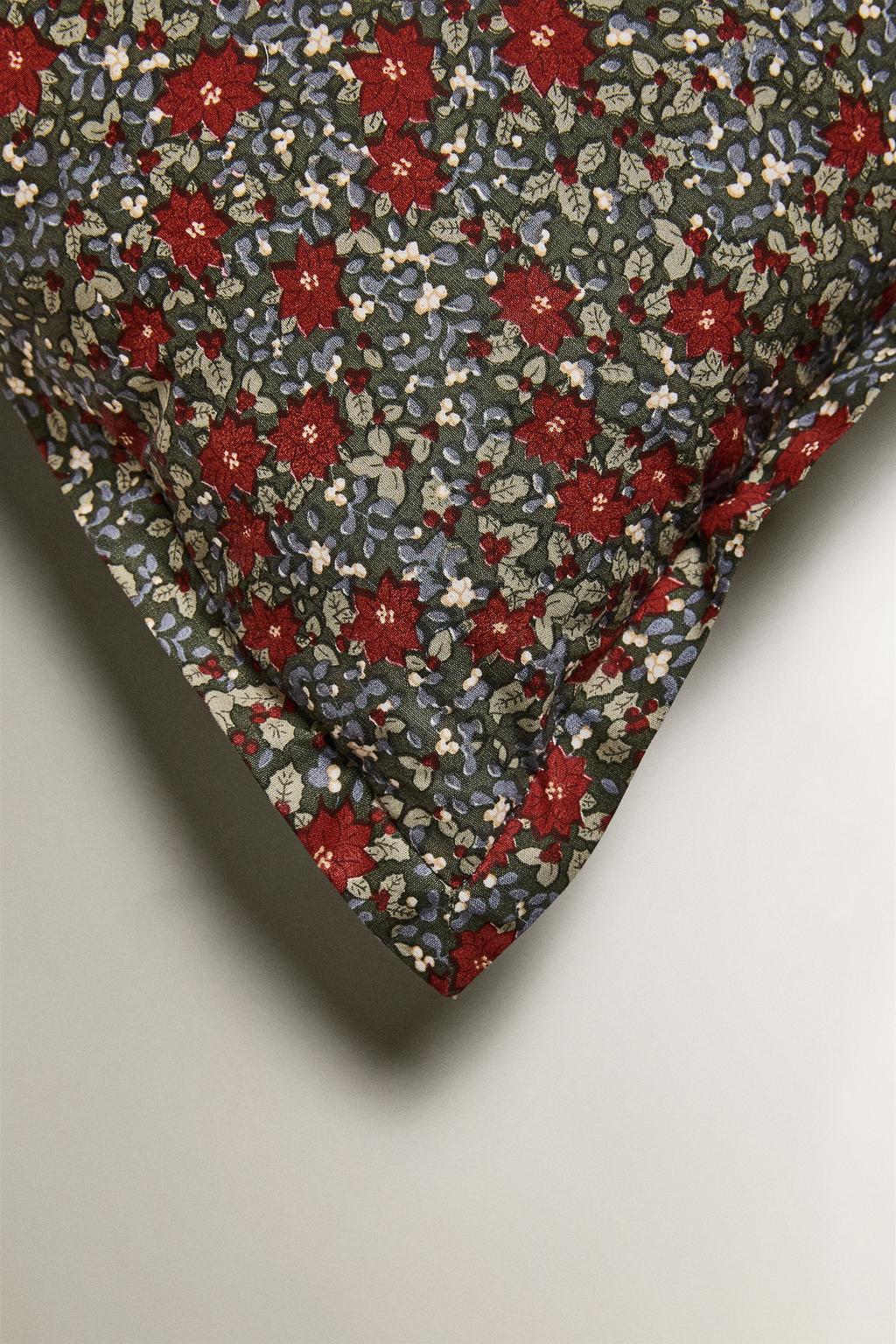 Подушка с буквой d и цветочным узором на рождество