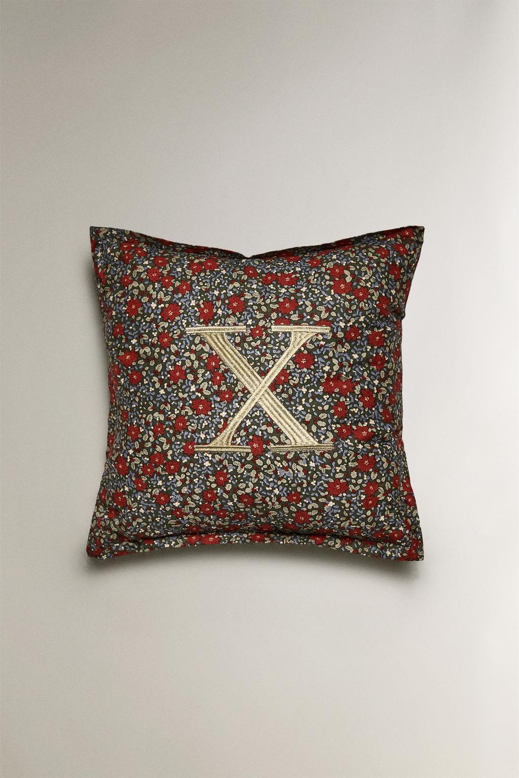 Подушка с буквой x и рождественским цветочным узором